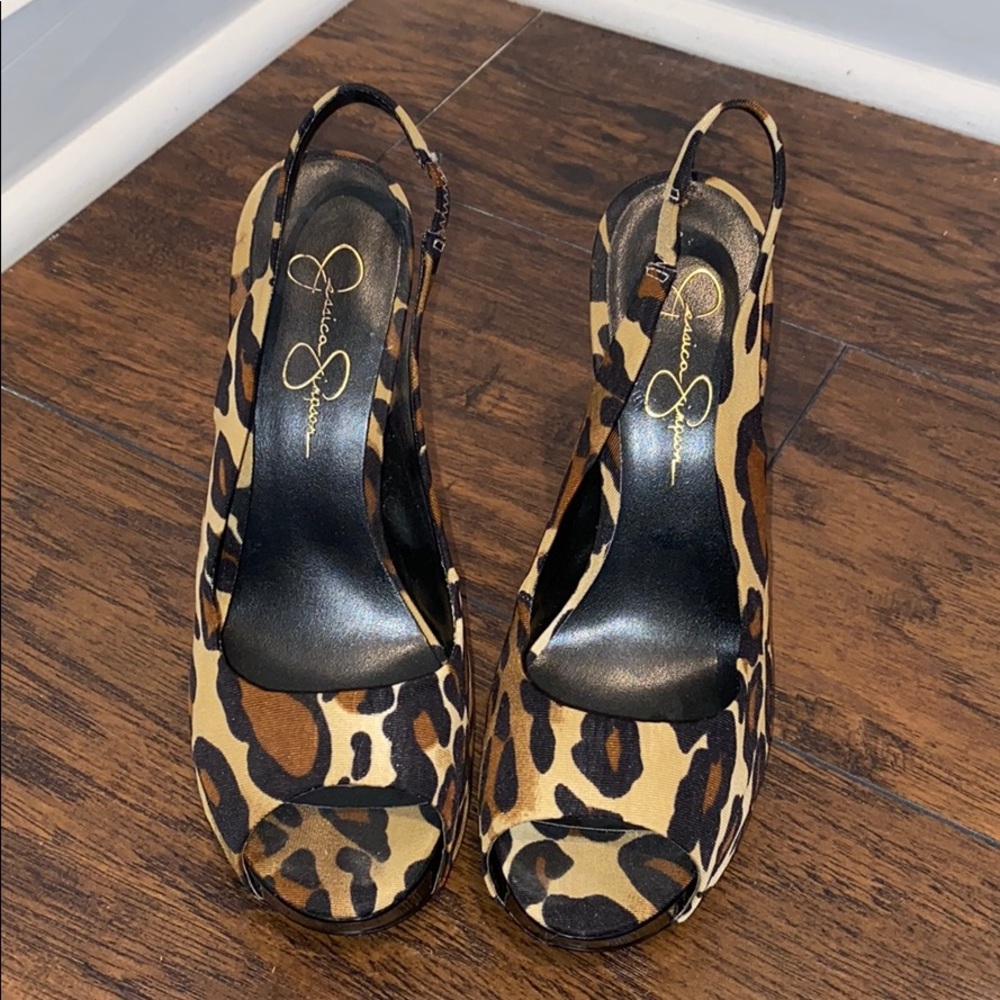 Jessica Simpson leopard print 9 platform heels EUC